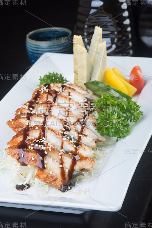 以日本食物为背景。