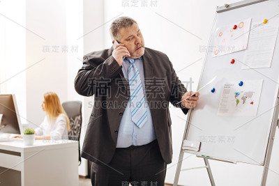 参与的员工与同事讨论某事