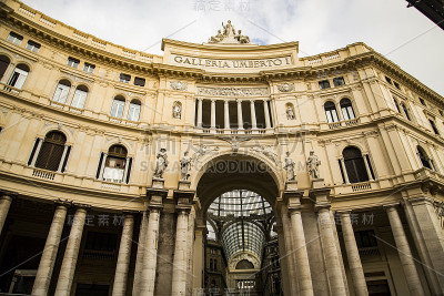 Umberto I. Galleria Umberto I.优雅的，玻璃和铁覆盖的画廊建于19世纪晚