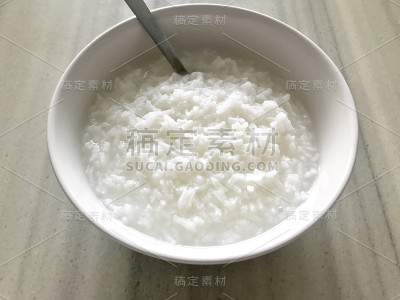 白碗里煮米饭