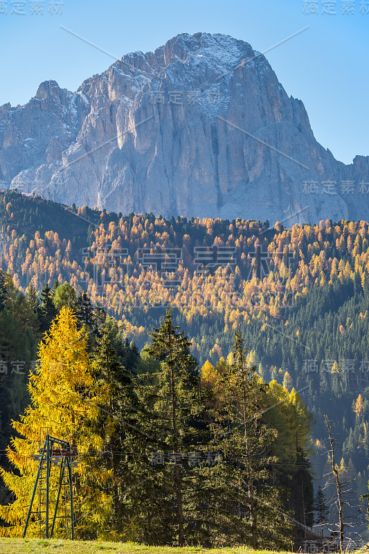 秋天高山白云石岩山景色，苏迪罗尔，意大利。在Groden, Selva di Val Gardena