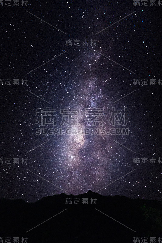 在通phaphum国家公园的Nern Chang Puarg的黑暗夜晚的星尘与噪音和谷物