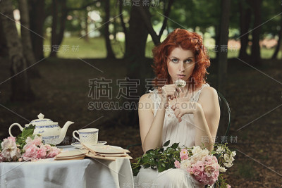 复古的颜色，美丽的女人肖像