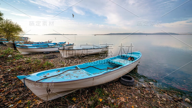 海滩和城市中心的照片Gölyazı，日落的图片来自Gölyazı