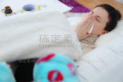 躺在床上的年轻妇女