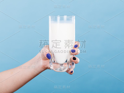 手里拿着牛奶的女人