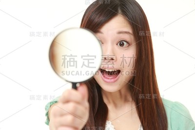 带放大镜的日本妇女