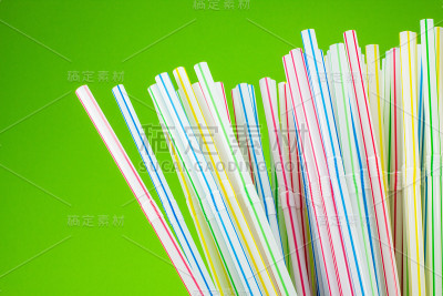 绿色背景的彩色吸管