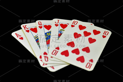 在扑克中扑克牌在黑色背景上的组合-同花顺