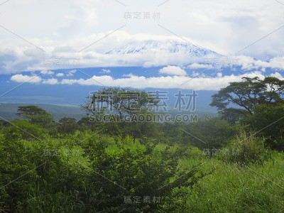 坦桑尼亚冰雪覆盖的乞力马扎罗山的照片