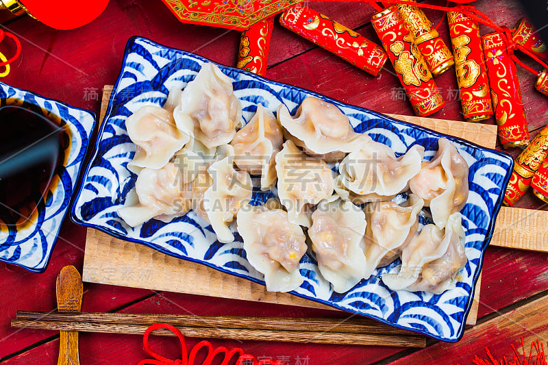 中国新年食物饺子，春节食物传统春节气氛和饺子，红包或金元宝。汉字意味着好运和财富