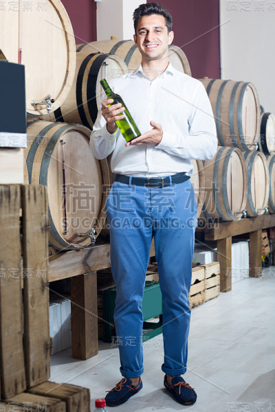 男人在商店挑选葡萄酒
