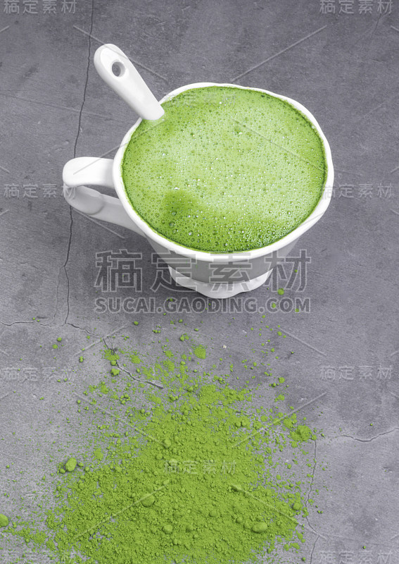 一杯白色的绿茶拿铁
