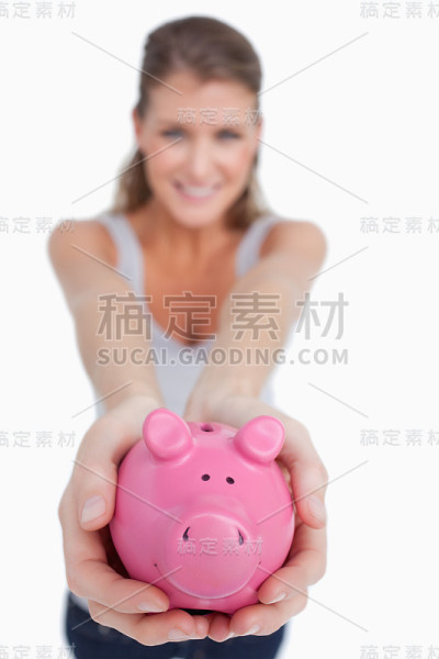 一个漂亮女人的肖像展示了一个存钱罐