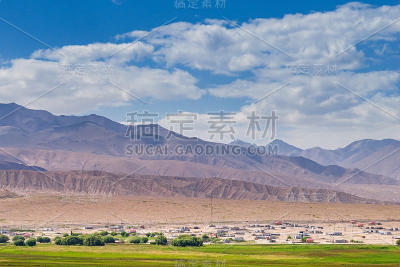 山脉、沙漠、牧场、村庄和云景