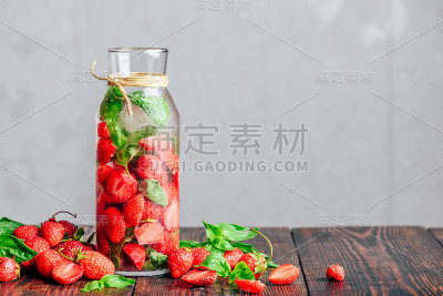用草莓和罗勒水排毒。