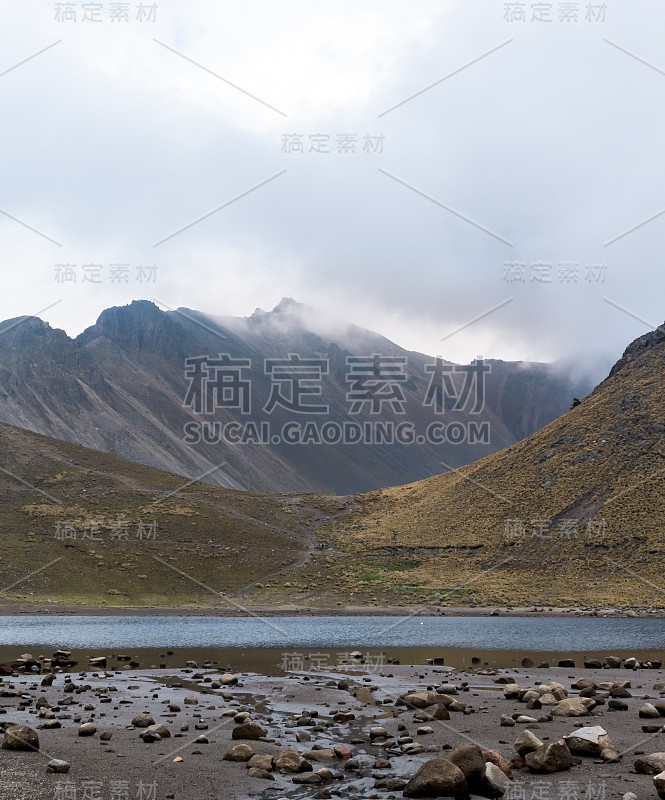 墨西哥托卢卡火山内的湖泊和山脉阴天