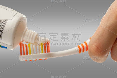 女性手握牙刷和牙膏