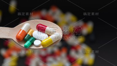 用勺子舀药丸和药片
