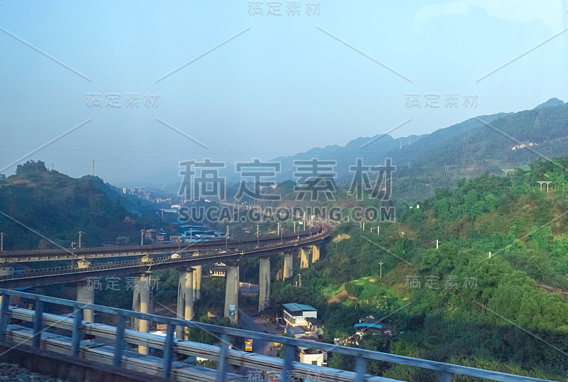 在山中间的交通轨道。中国铁路铁路运输线。铁路高架桥