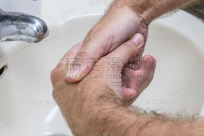 男人在洗手盆洗手特写