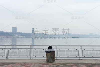 一个大雾天，纽约市林肯广场哈德逊河1号码头上的垃圾桶