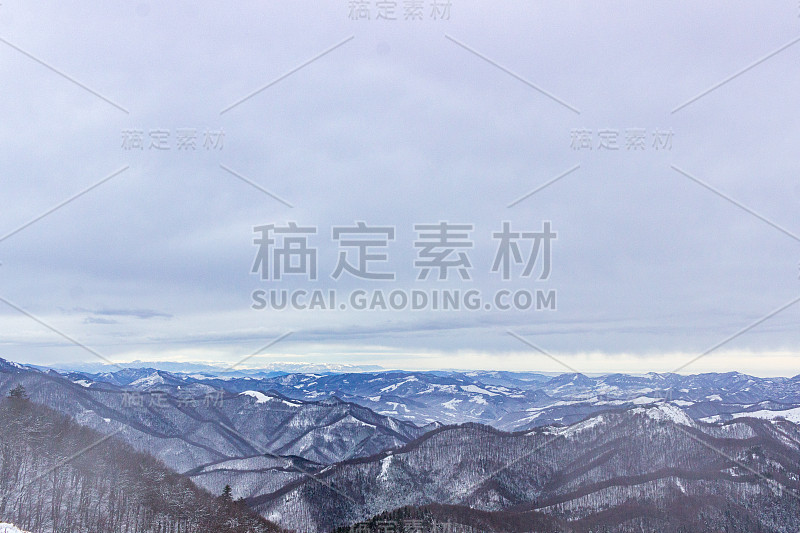 跟踪路线从Rozino村到小屋Eho和Yumryk峰和Vezhen峰Stara planina(巴尔