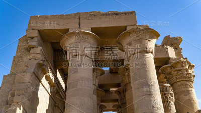 Kom Ombo神庙。Kom Ombo是埃及的一个农业城镇，以Kom Ombo神庙而闻名。它最初是一