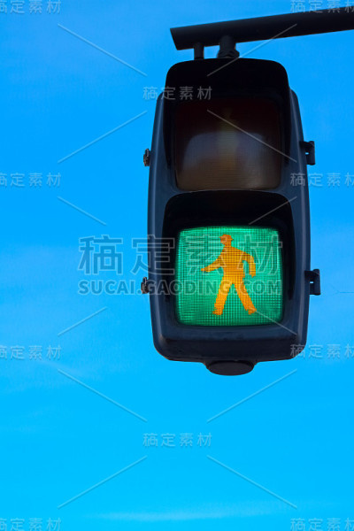 带有十字路口标志的绿色交通灯标志