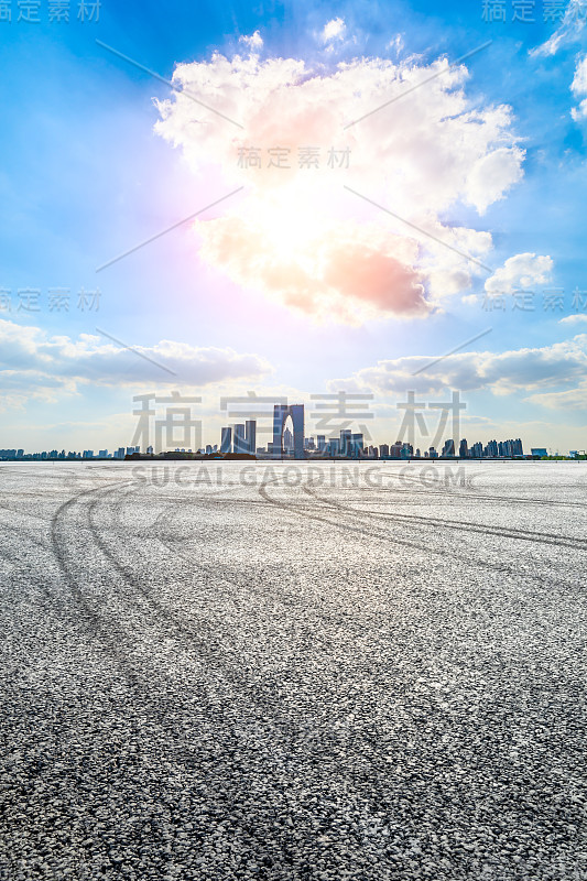 夕阳下的苏州城市天际线和赛道道路景观。