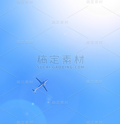 蓝天下的飞机