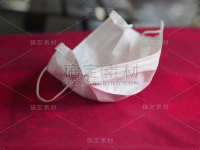 白色面罩红色背景灰尘和细菌pm 2.5，病毒covid 19，紫外线