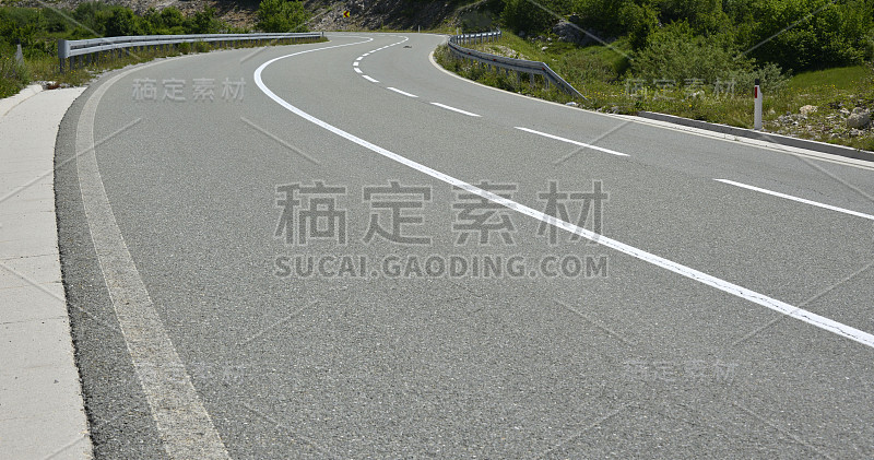 公路上新铺的柏油路面