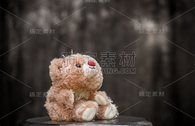 灰色背景的泰迪熊。