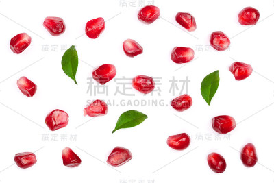 石榴种子，叶子孤立在白色背景上。前视图。平躺模式