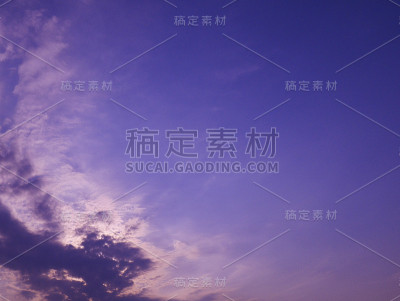天空有戏剧性的多云日落和太阳