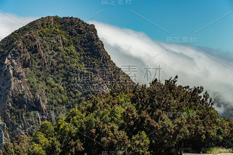 拉戈梅拉岛的岩石-洛斯罗克。火山塞，也叫火山颈或熔岩颈，是活火山喷口内岩浆硬化时形成的火山物体