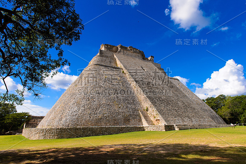 魔术师金字塔，中美洲阶梯金字塔，Uxmal，一个古典时期的古玛雅城市。联合国教科文组织世界遗产