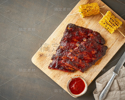 烧烤排骨。缓慢的烹饪食谱。棕色的背景