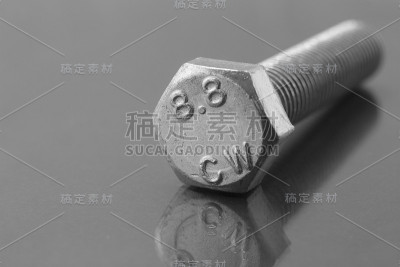 一个隔离在反射平面上的螺栓的特写