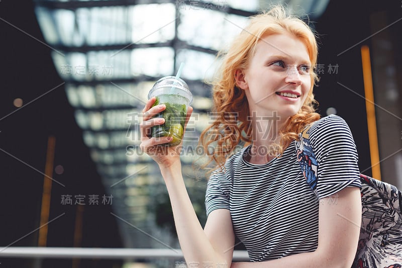 红发女孩特写与鸡尾酒，着色照片