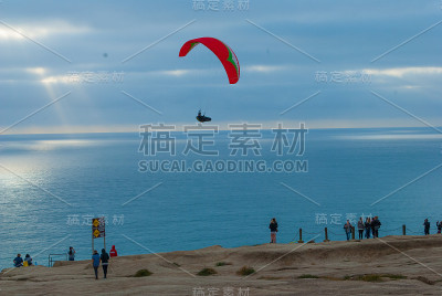 布莱克海滩悬崖上的风筝