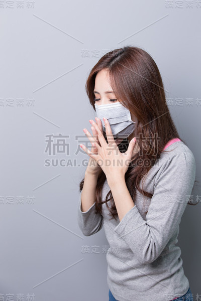 女人戴着面具