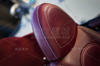 红色真皮汽车座椅