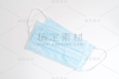 带橡胶耳带的外科口罩。典型的三层外科口罩，用以覆盖口鼻。防止细菌滋生。保护的概念。