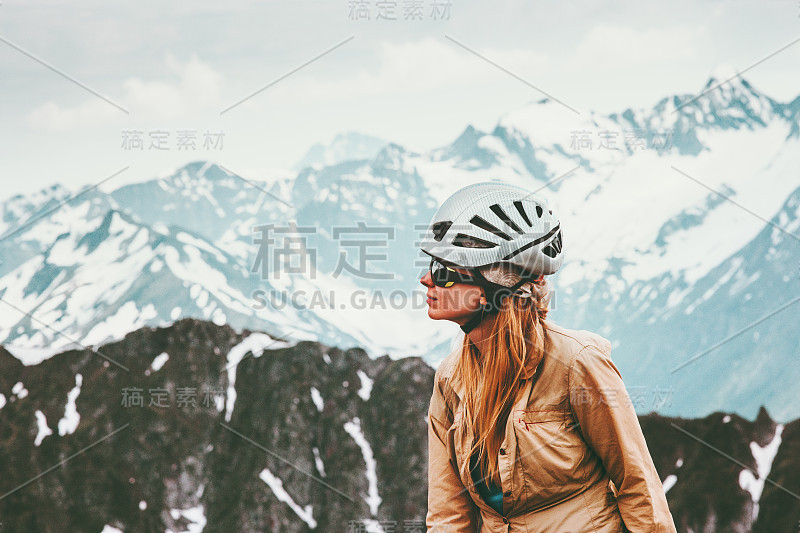 女性登山者在山上与头盔装备旅行生活方式冒险概念积极的极限假期户外登山运动