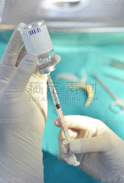 手持注射器和药瓶准备注射