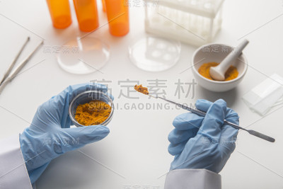 科学家进行实验室研究姜黄对健康的影响