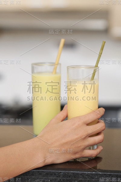 早餐吃香蕉奶昔