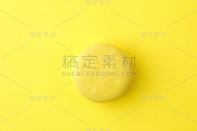 马卡龙。法国五彩杏仁饼。鲜黄色背景上的法式小甜蛋糕。甜点。糖果。前视图。极简主义